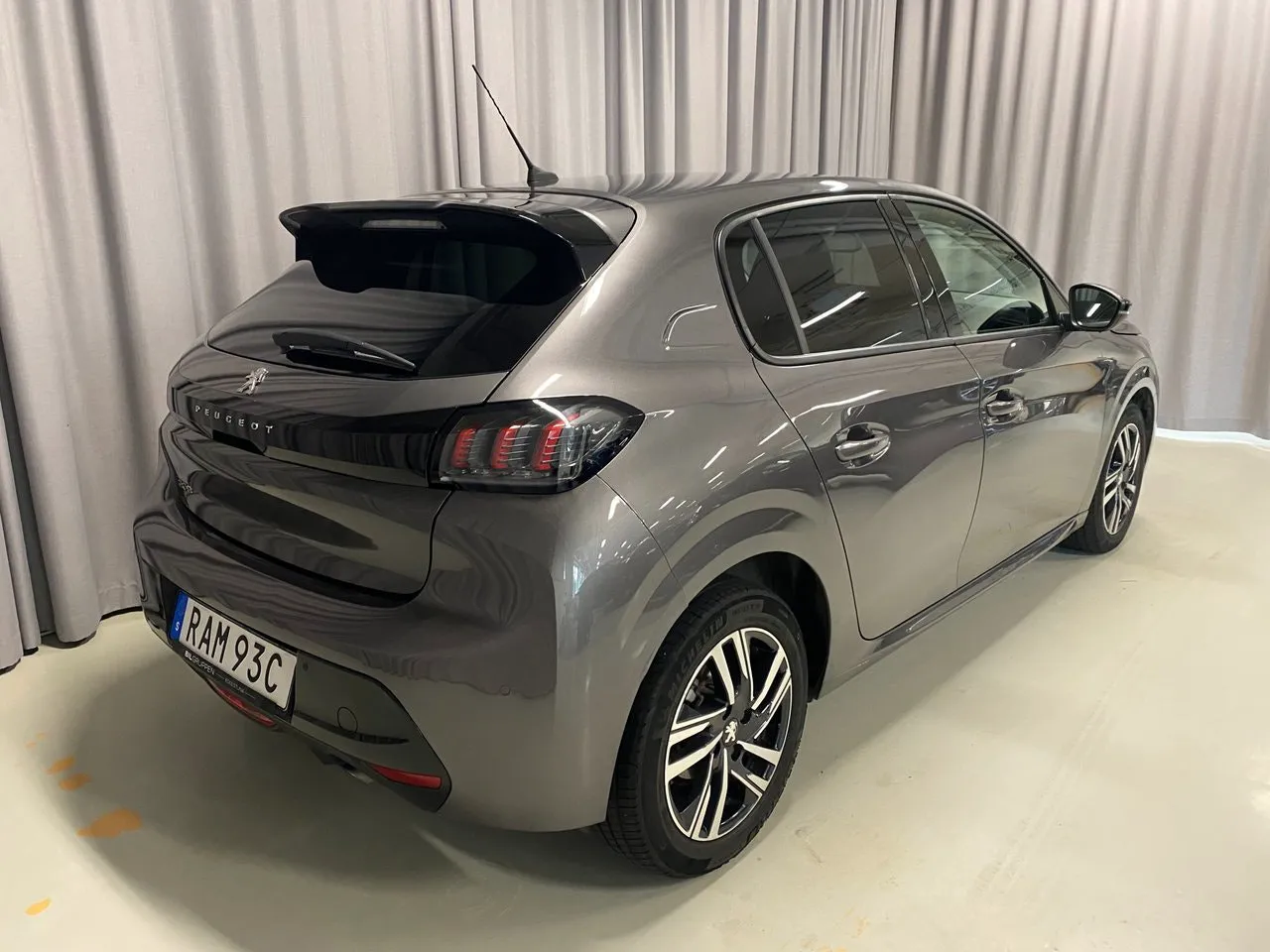 Vehicle image 4