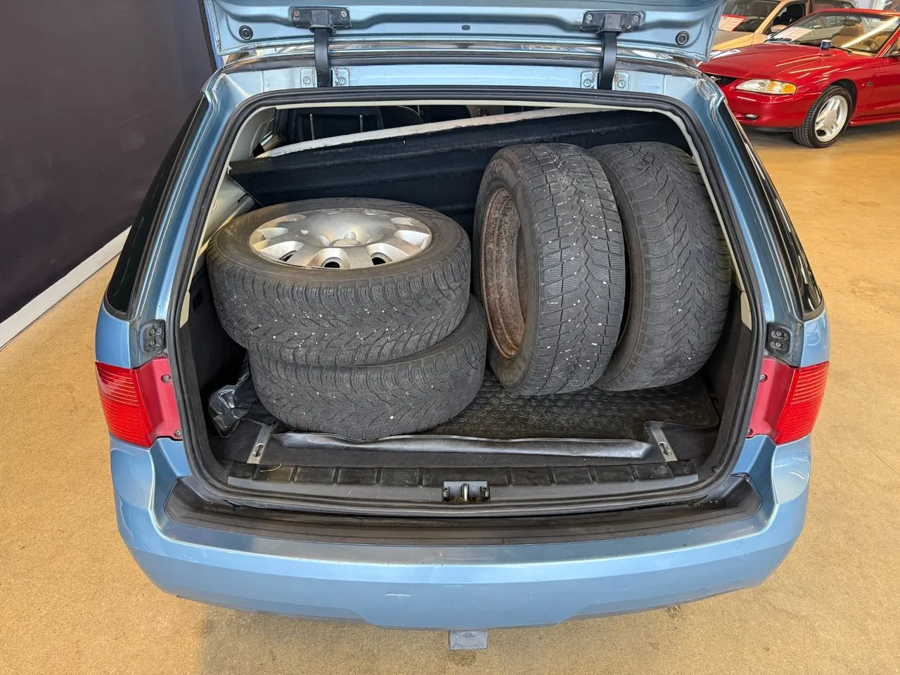 Vehicle image 10