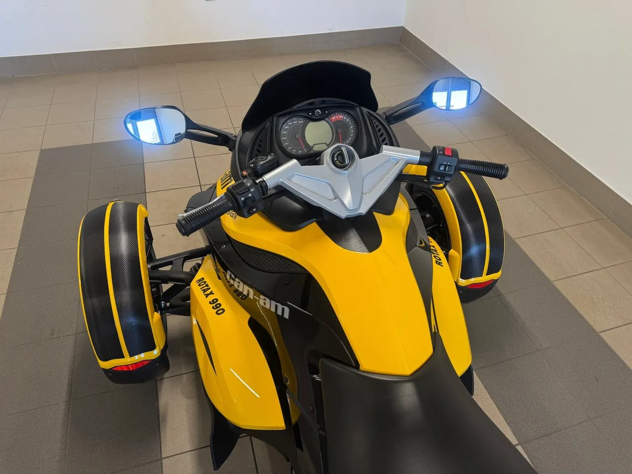 Vehicle image 6