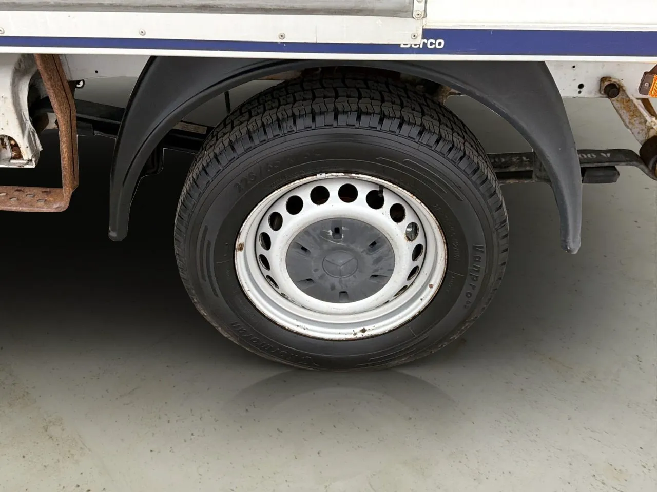 Vehicle image 27
