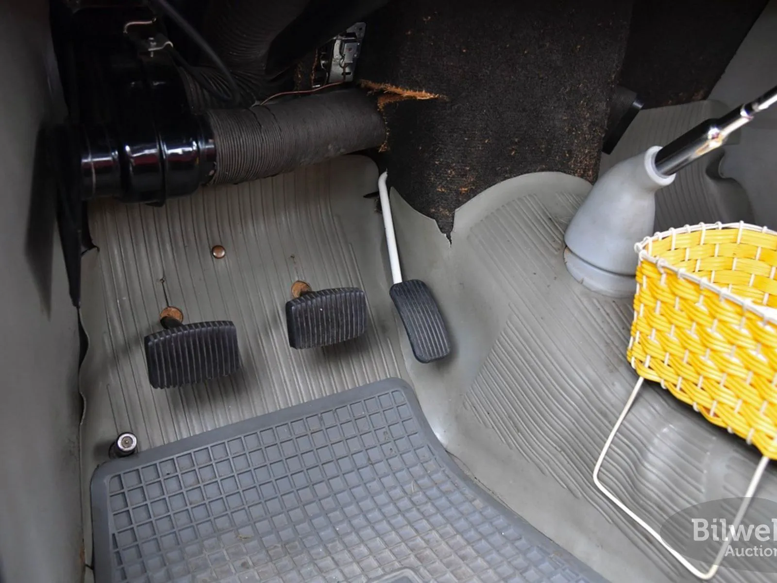 Vehicle image 32