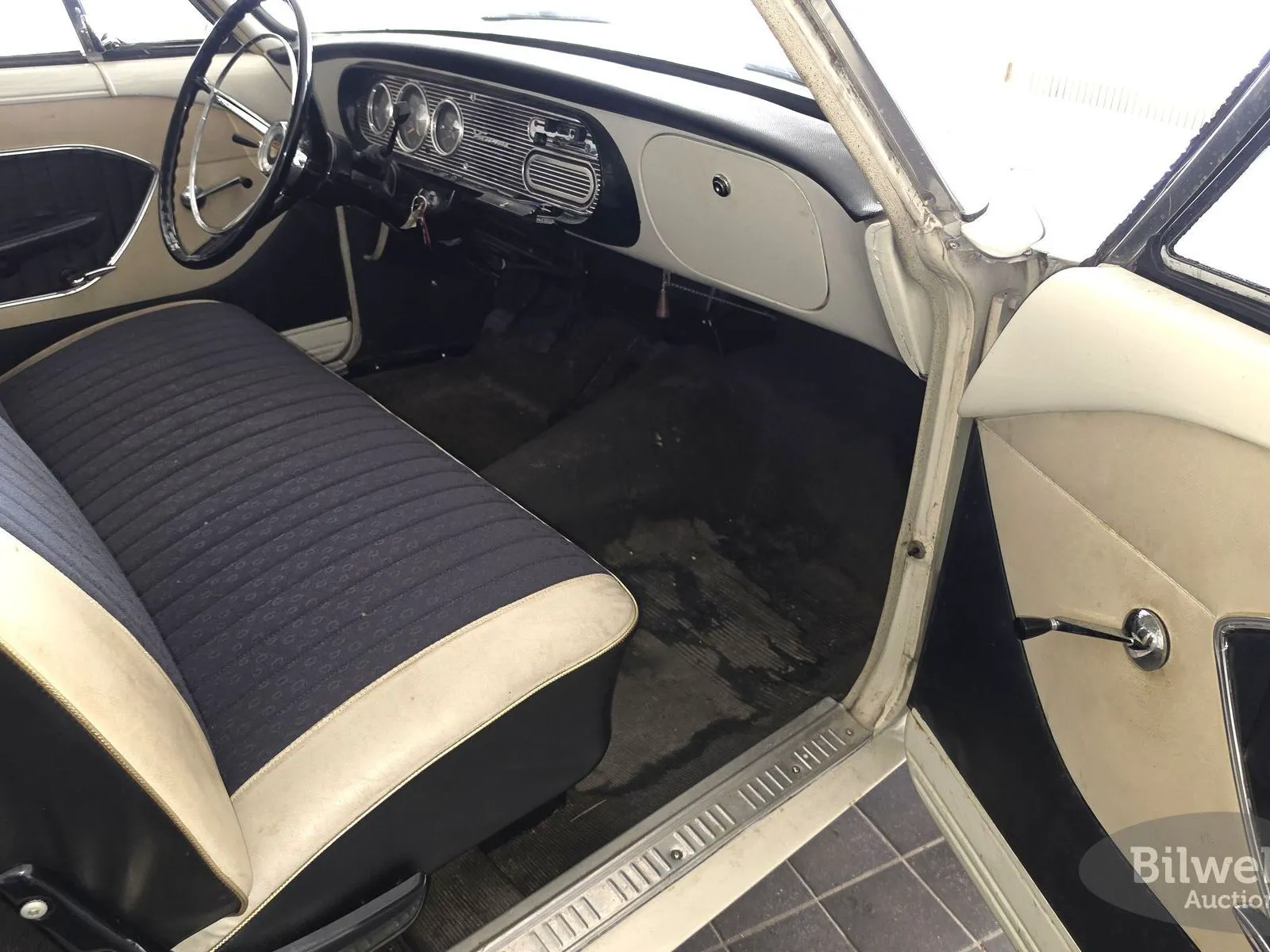 Vehicle image 32