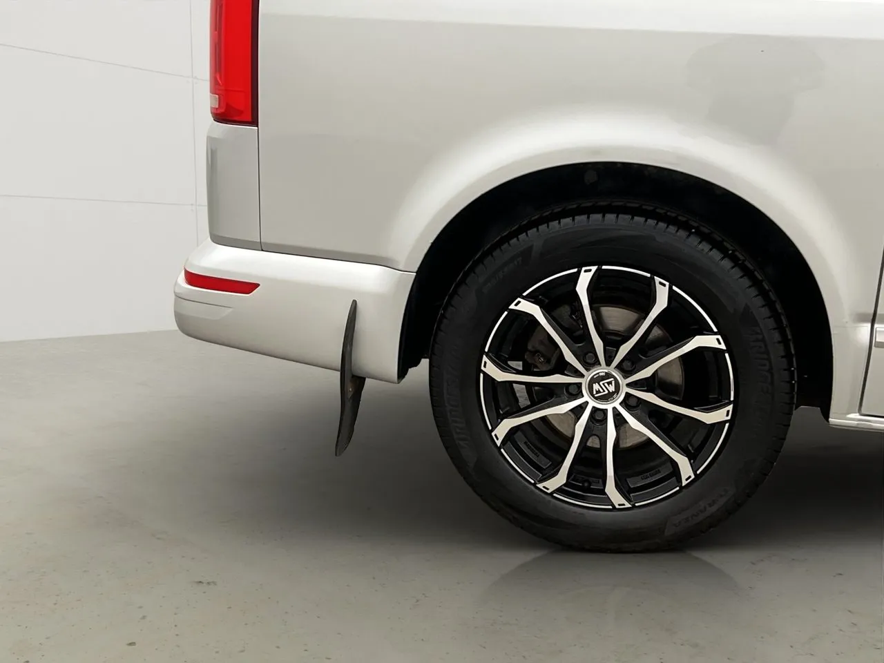 Vehicle image 33