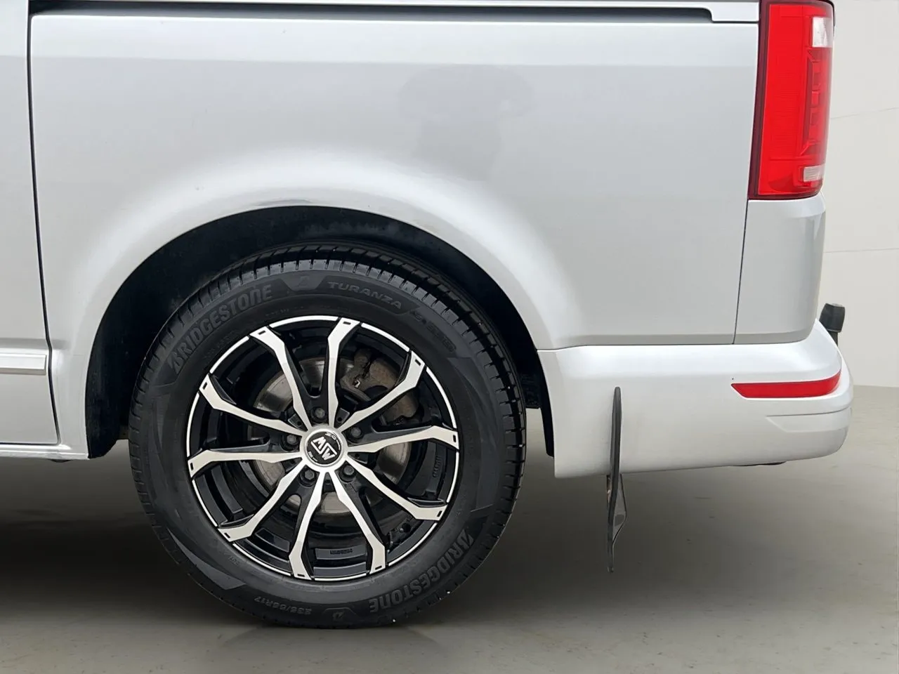 Vehicle image 32