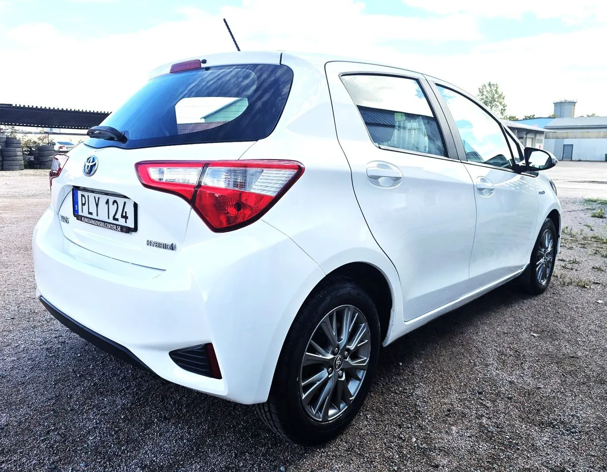 Vehicle image 4