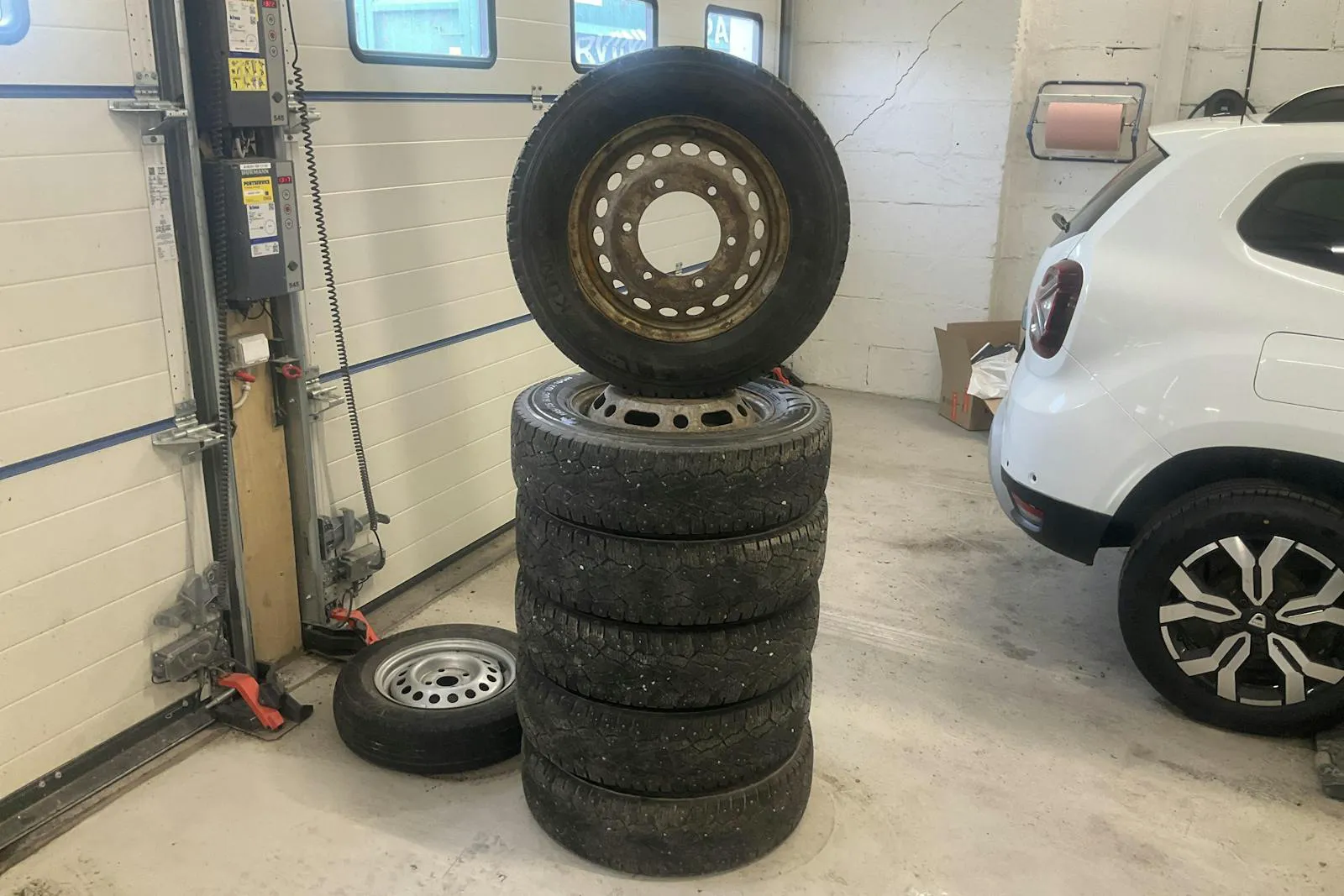Vehicle image 16
