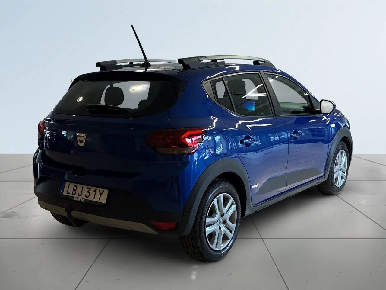 Vehicle image 5