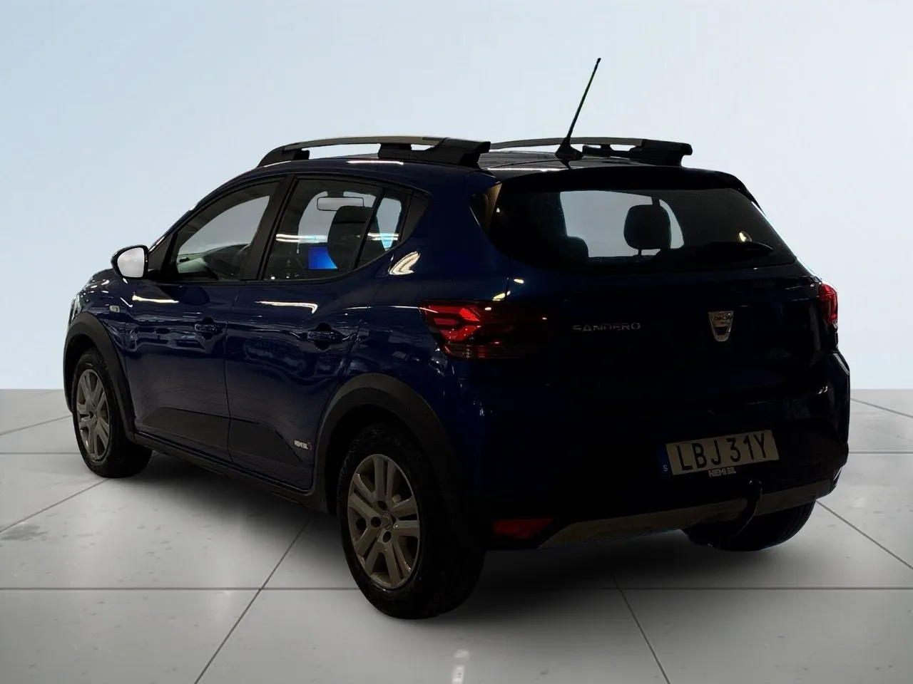 Vehicle image 4