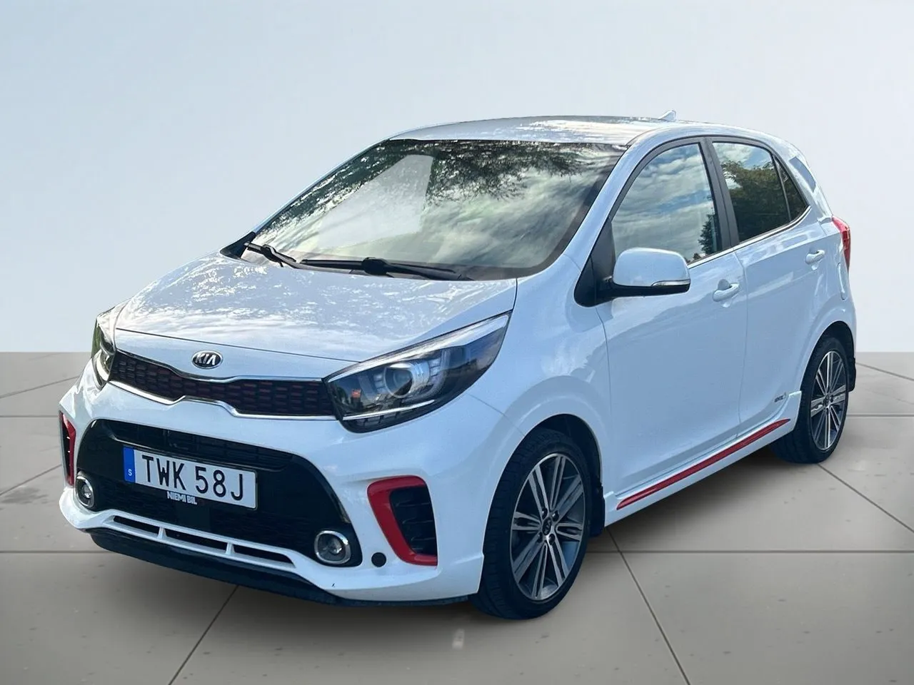 Vehicle image 15