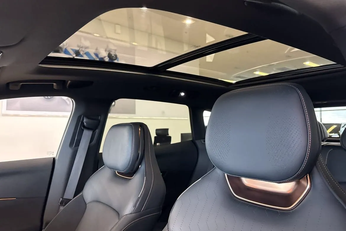 Vehicle image 14