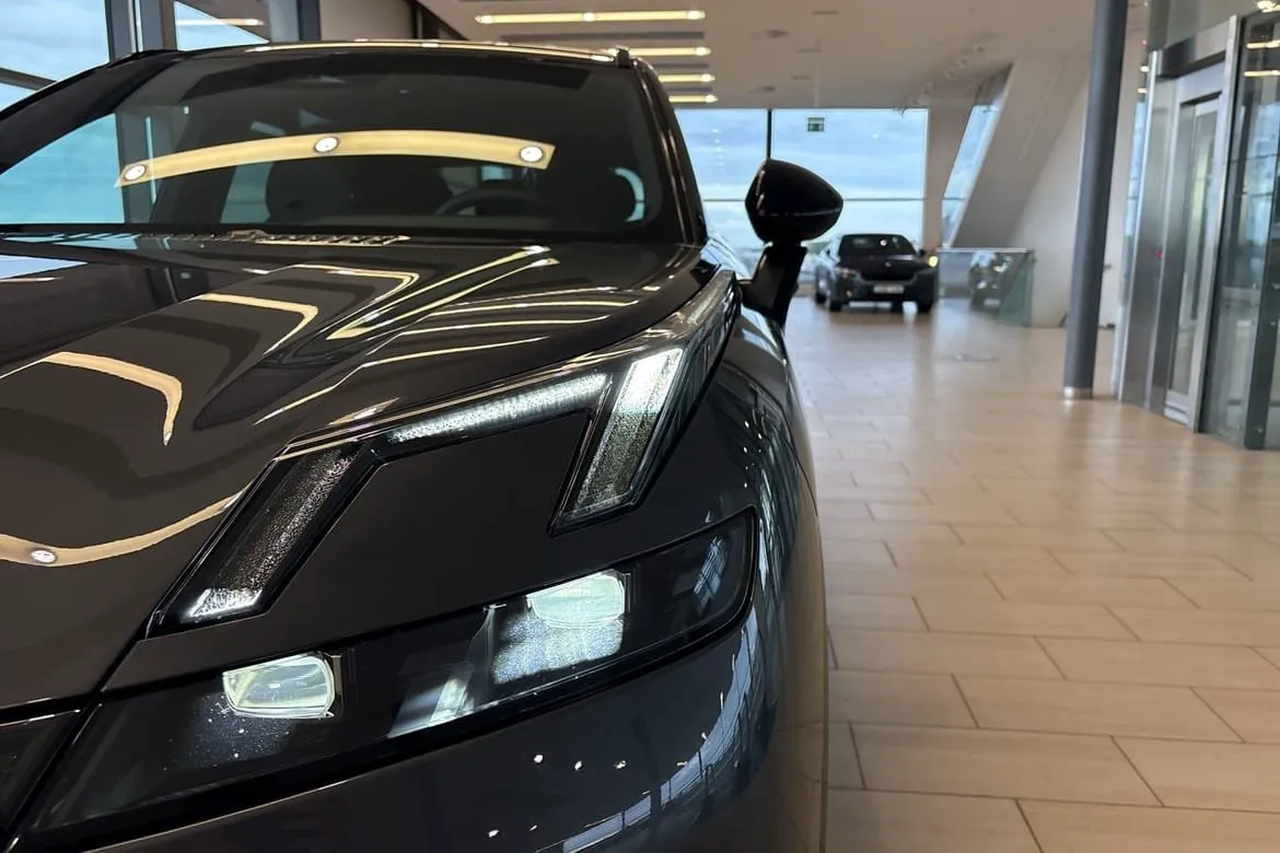 Vehicle image 10