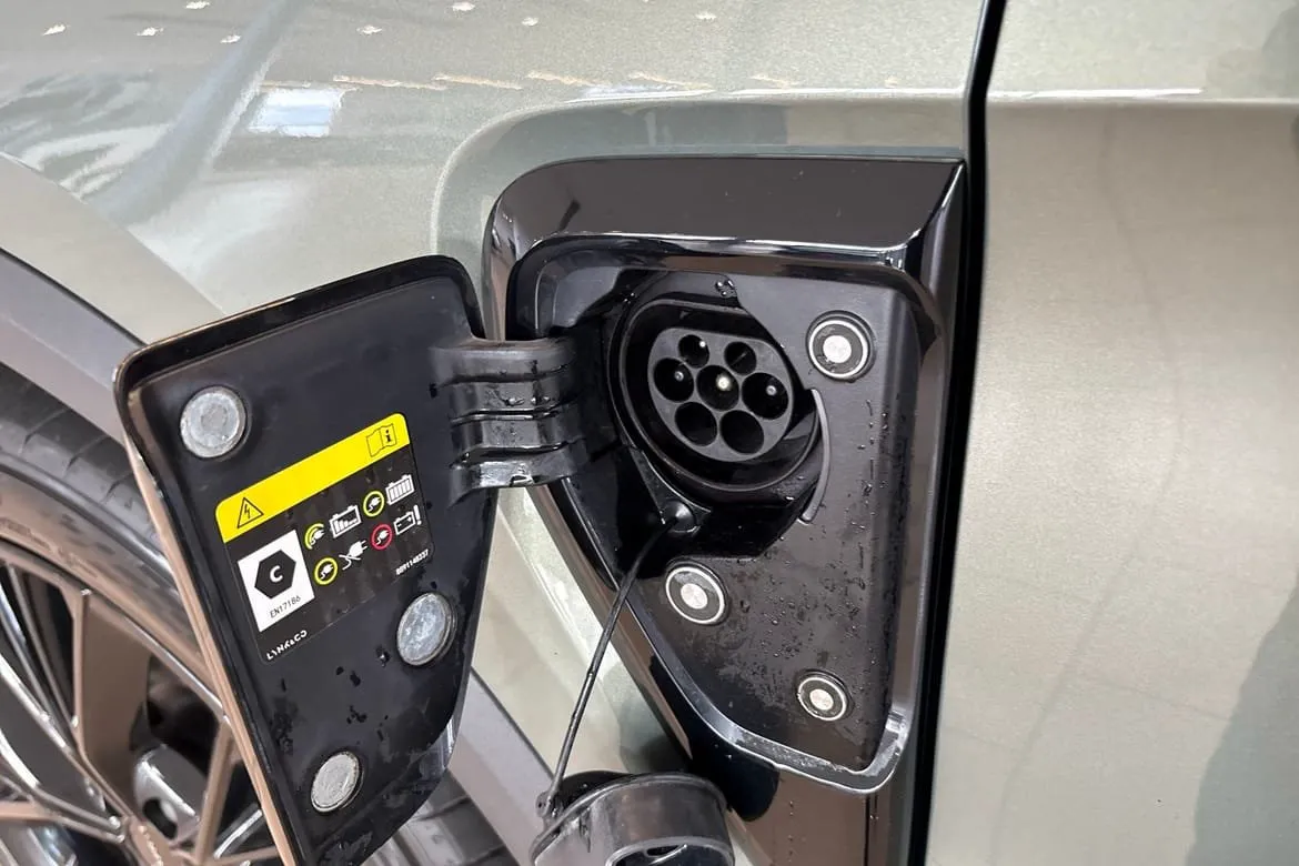 Vehicle image 16