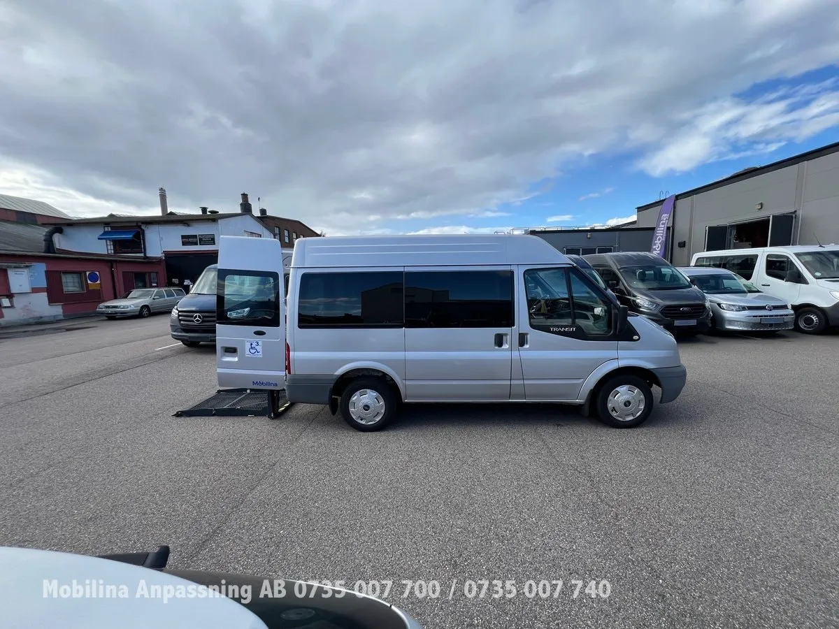 Vehicle image 32