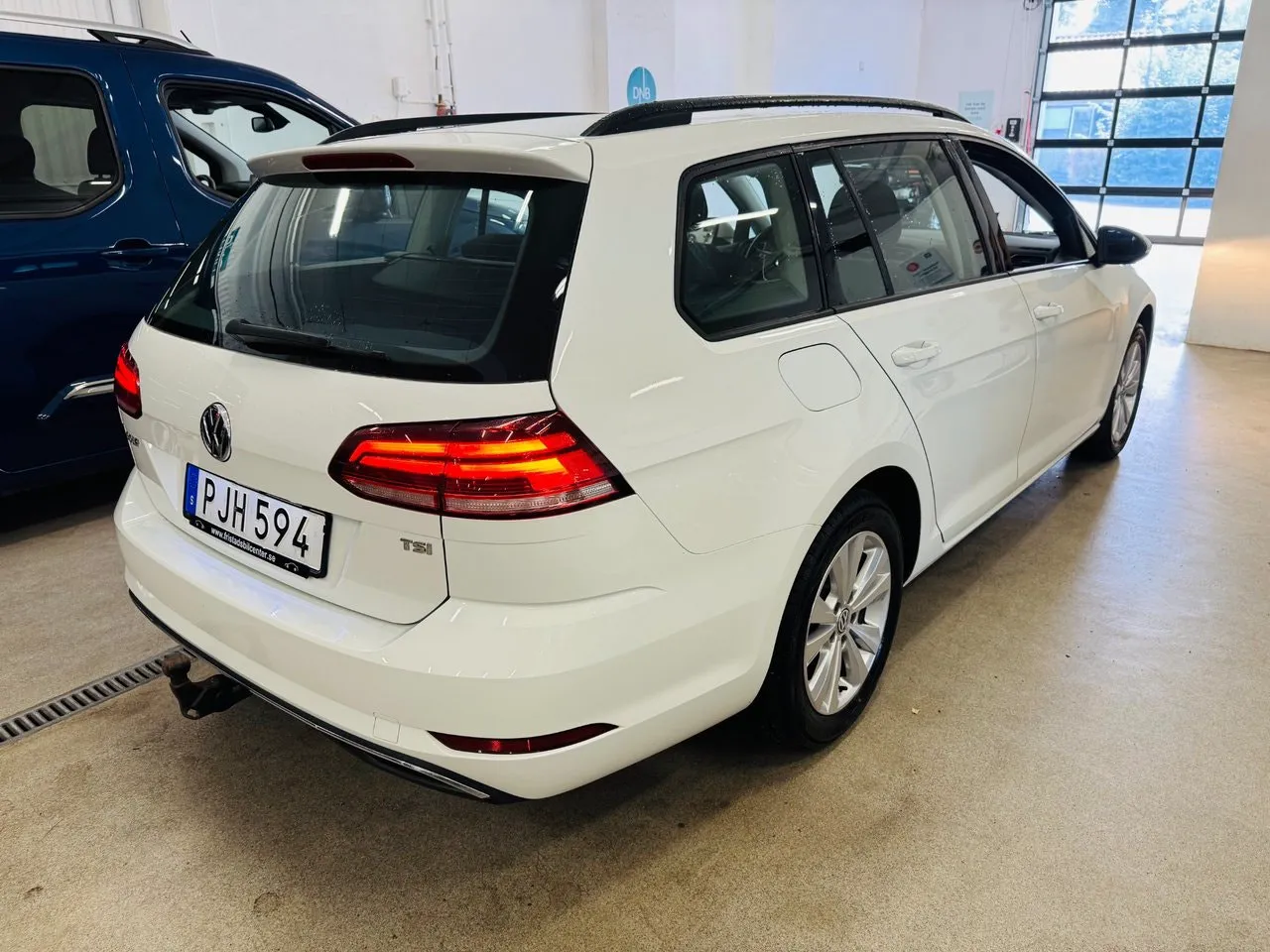 Vehicle image 14