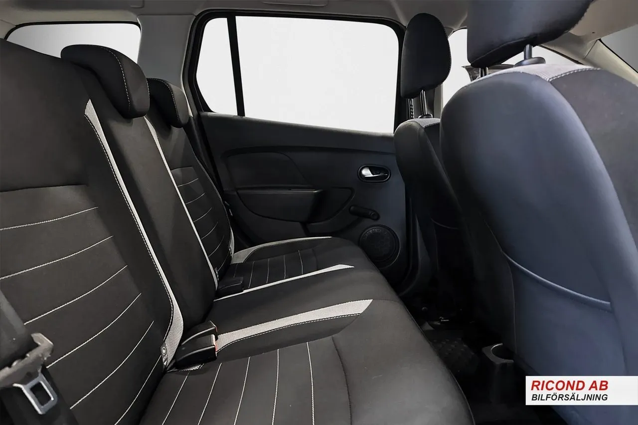Vehicle image 15