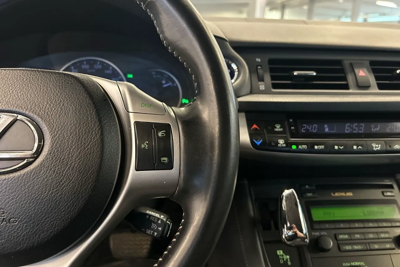 Vehicle image 14