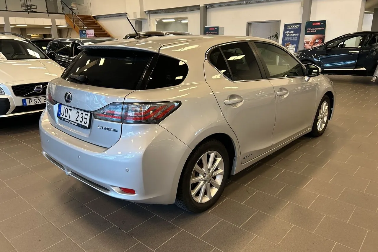 Vehicle image 6