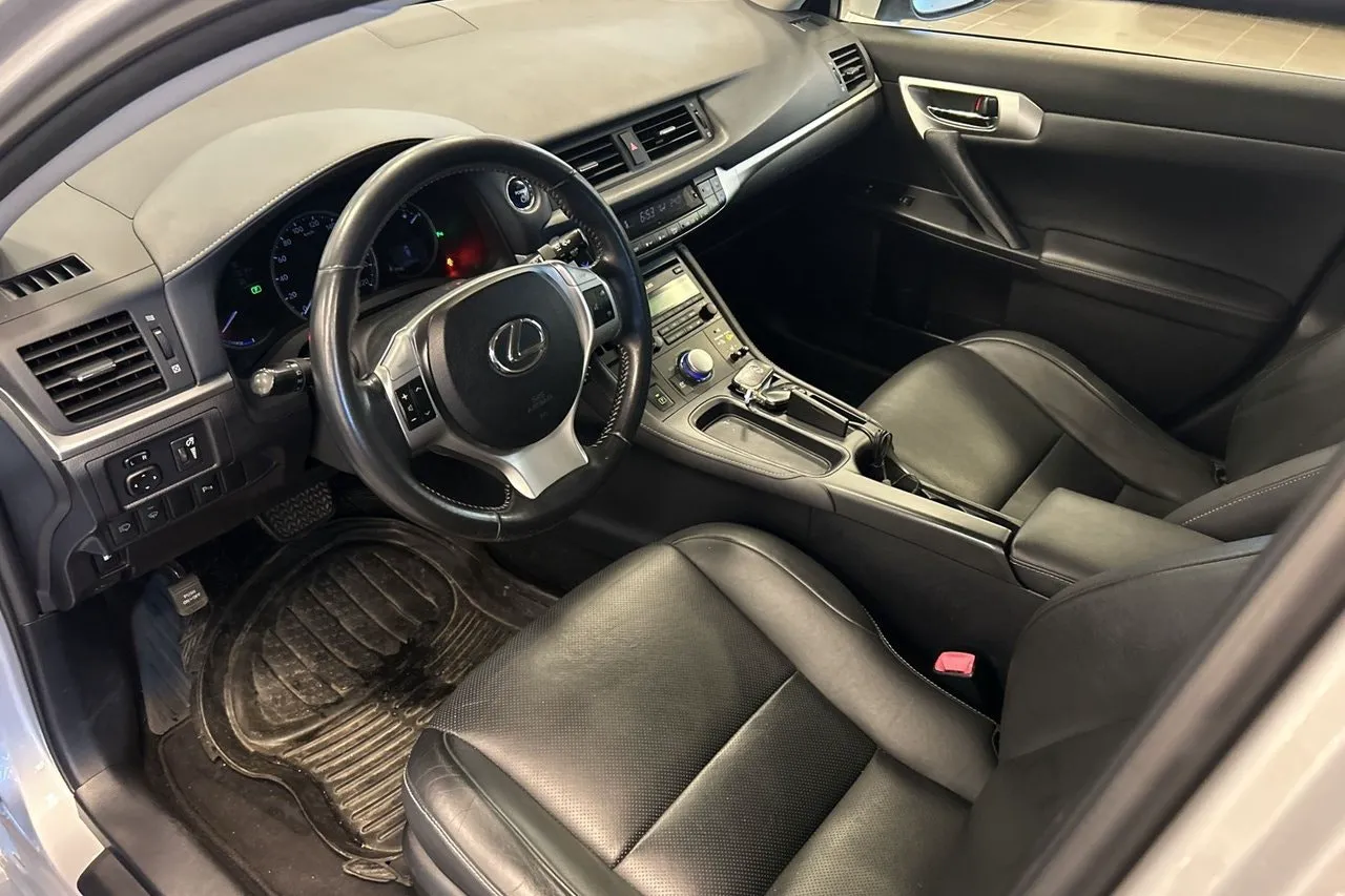 Vehicle image 13