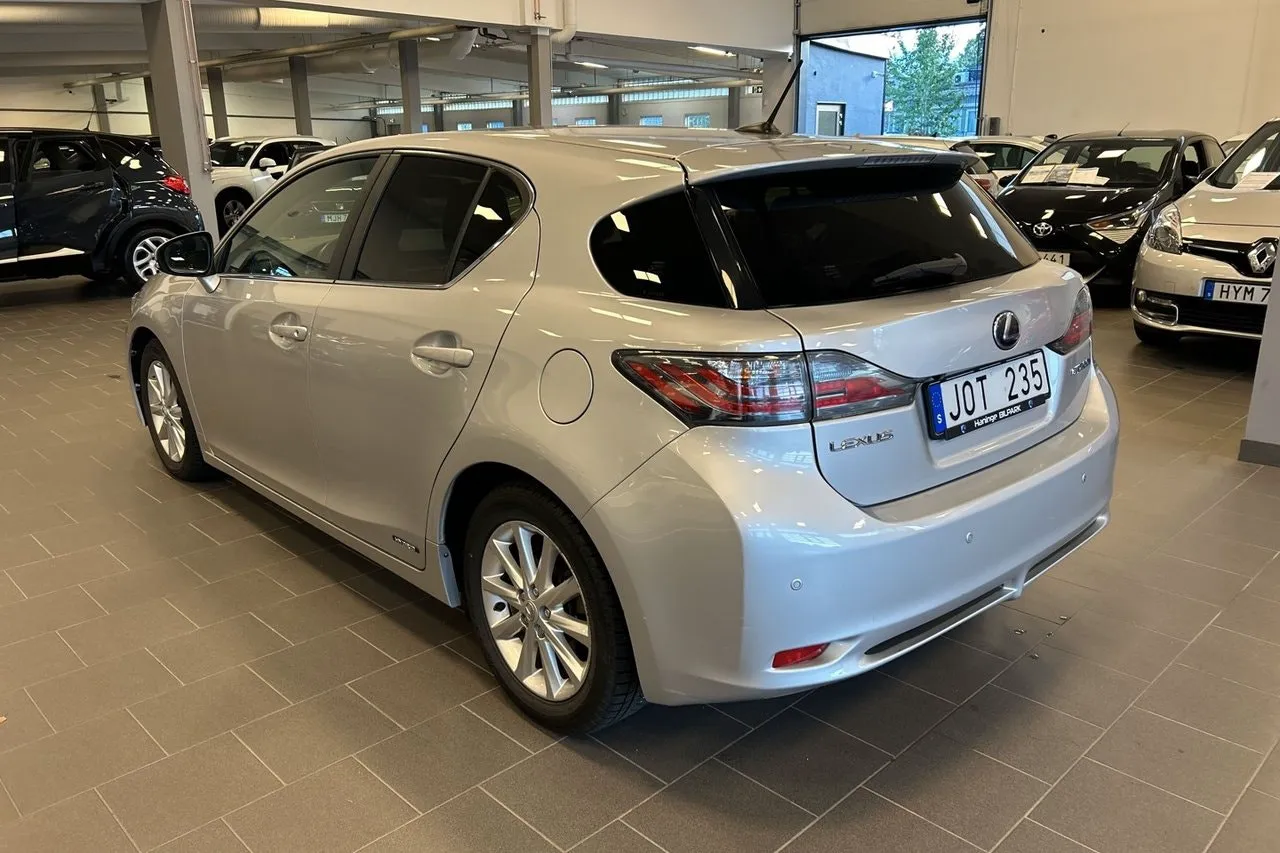 Vehicle image 7