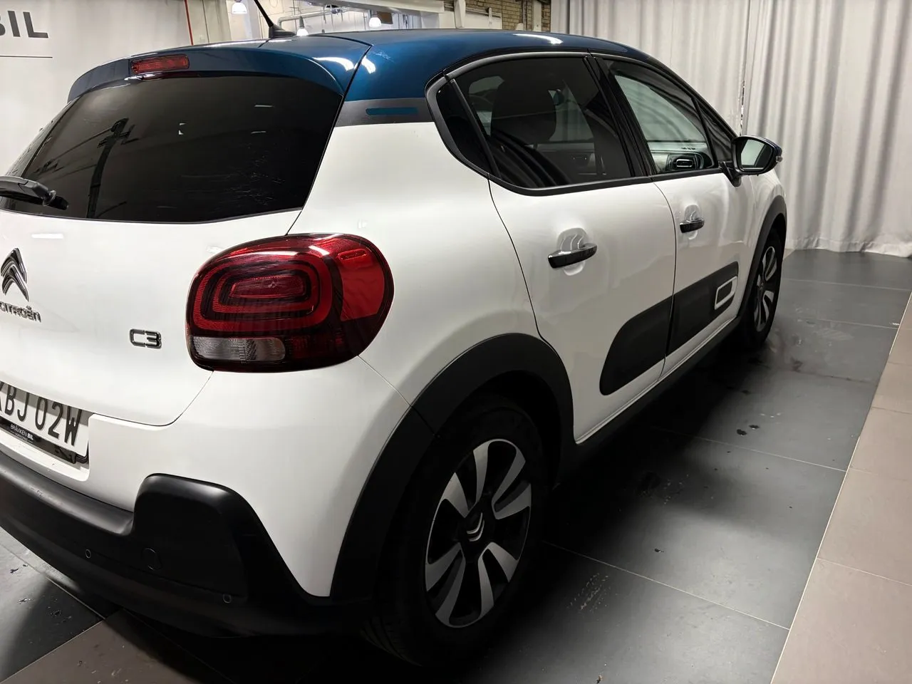 Vehicle image 3