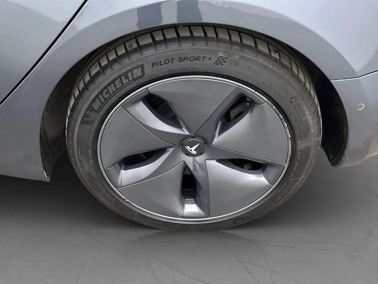 Vehicle image 32