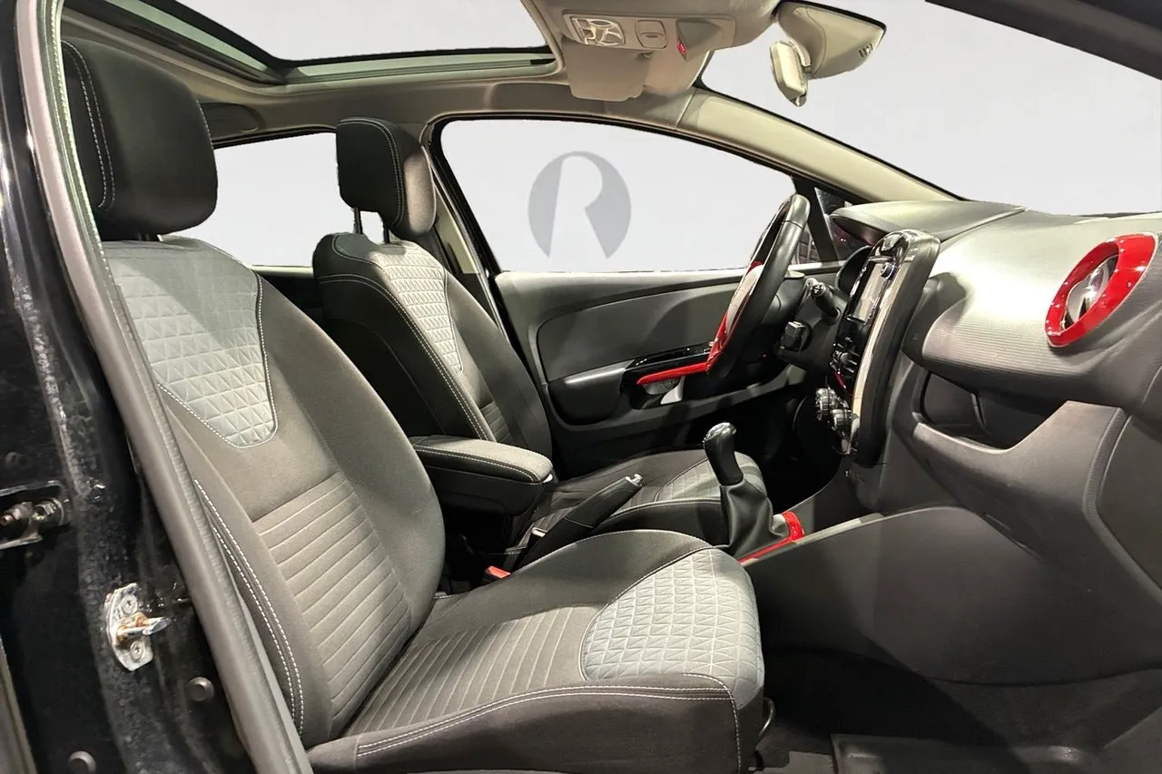 Vehicle image 14