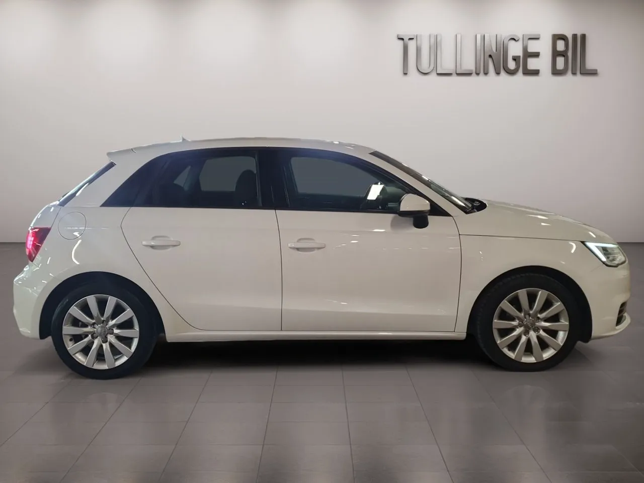 Vehicle image 5