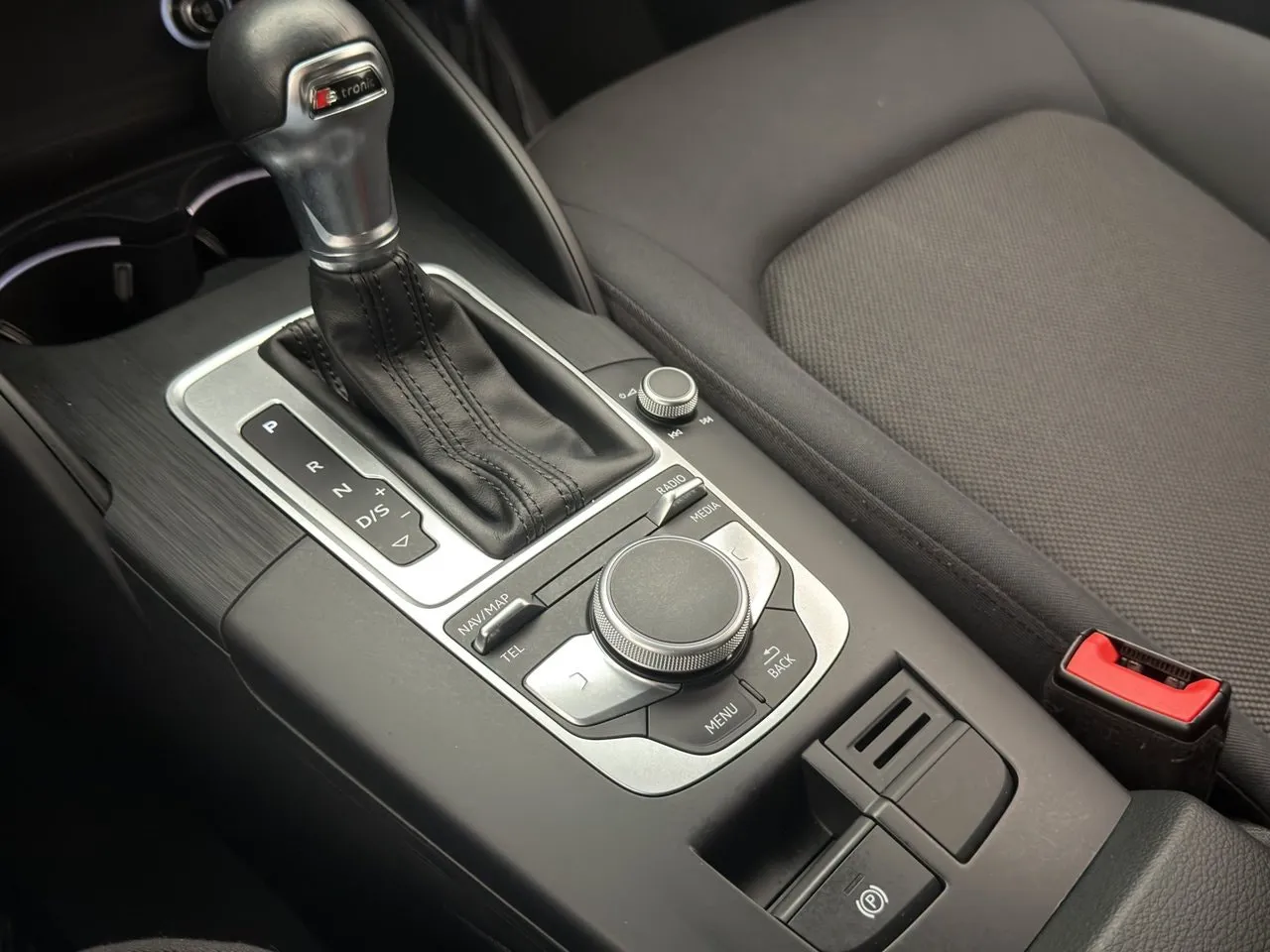 Vehicle image 16