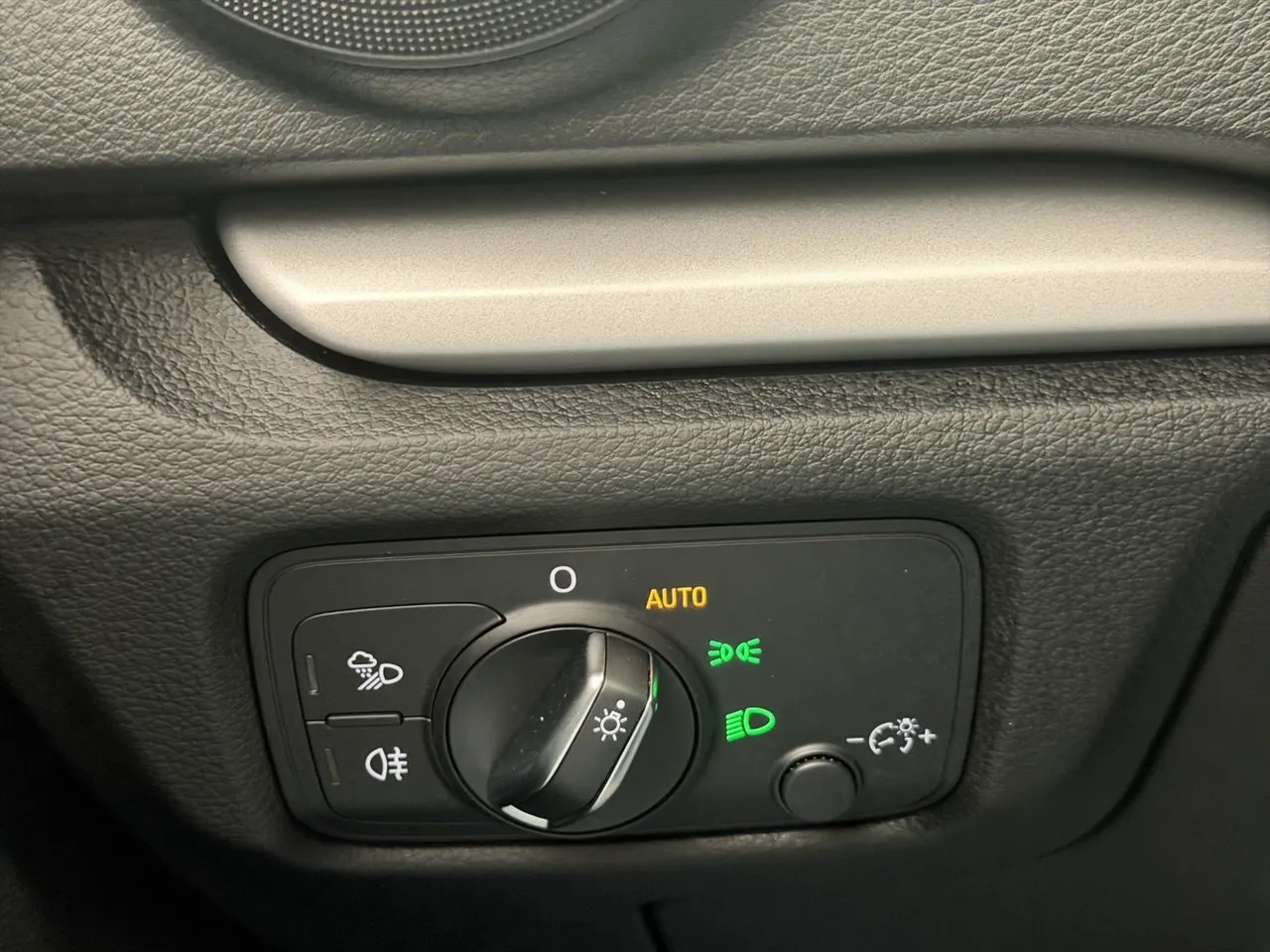Vehicle image 27