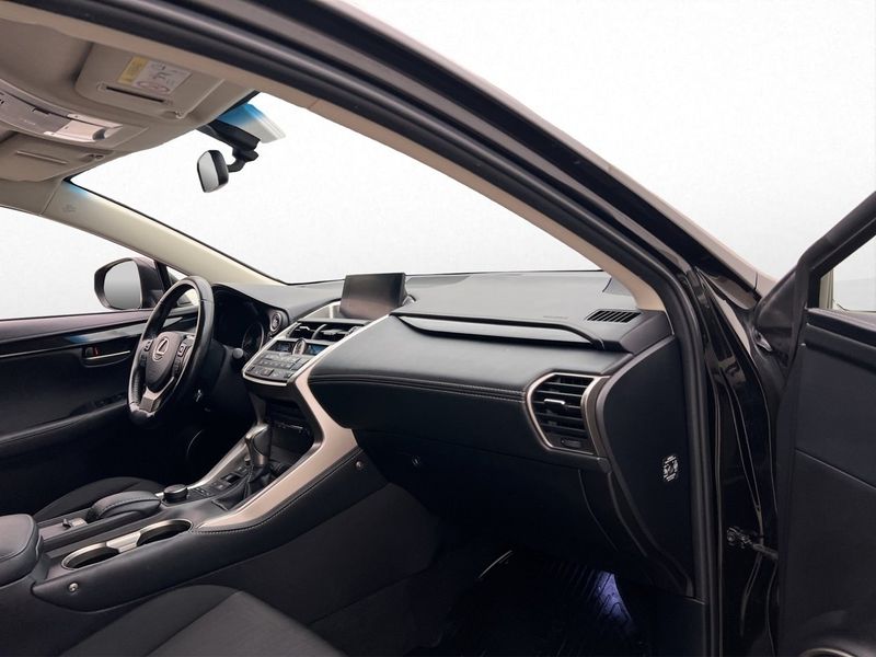 Lexus NX bild 12