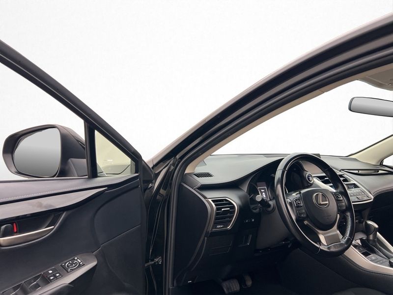 Lexus NX bild 8