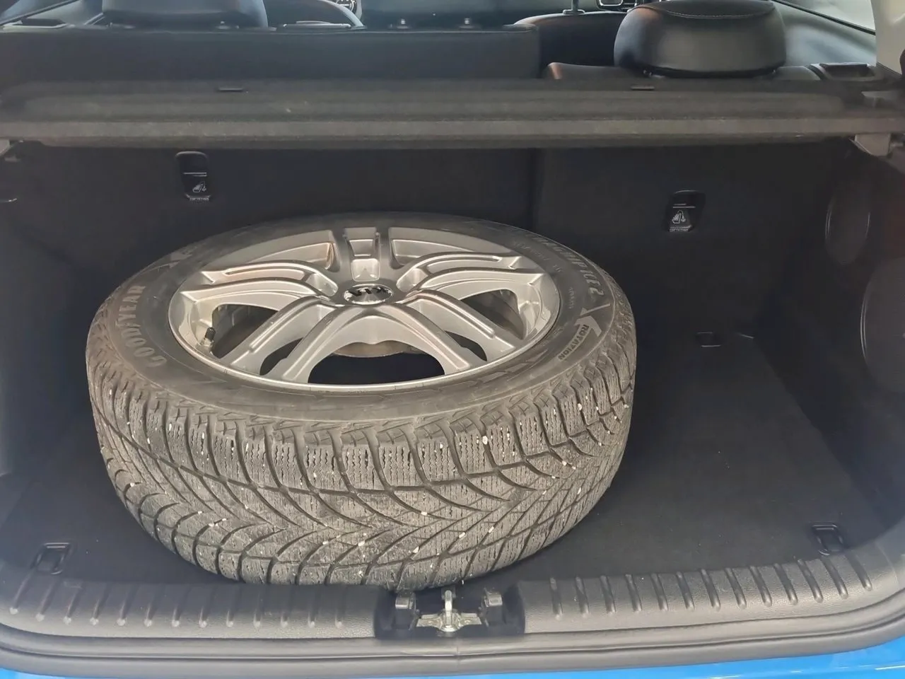 Vehicle image 16