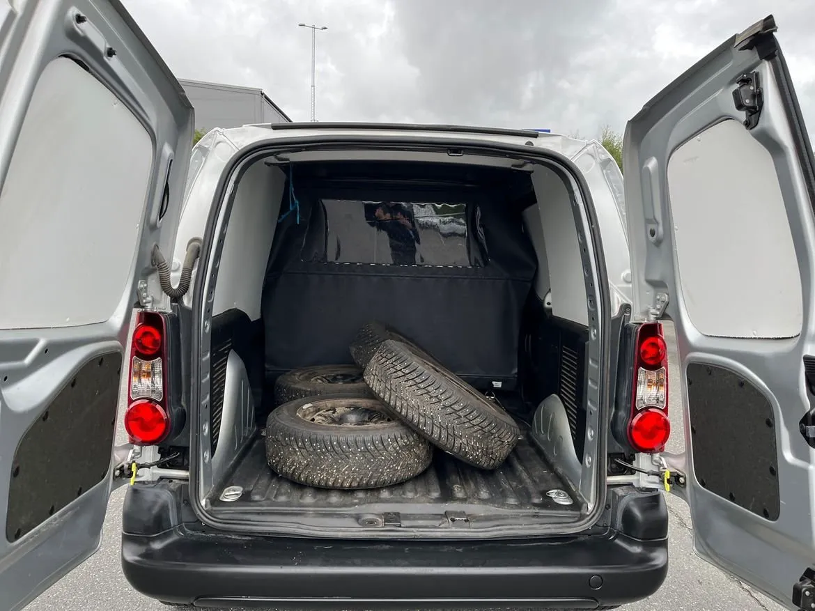 Vehicle image 12
