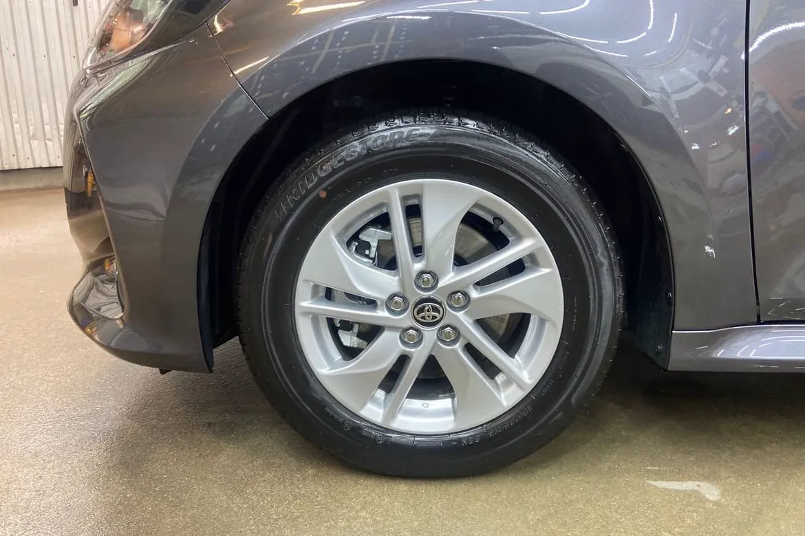 Vehicle image 16