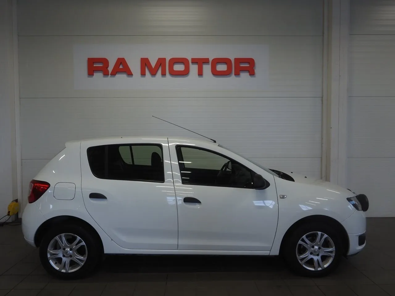 Vehicle image 3