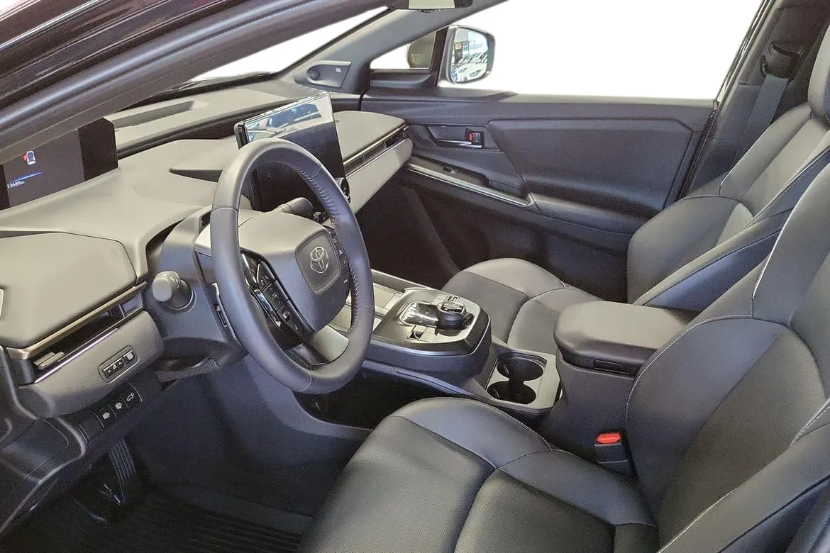 Vehicle image 12