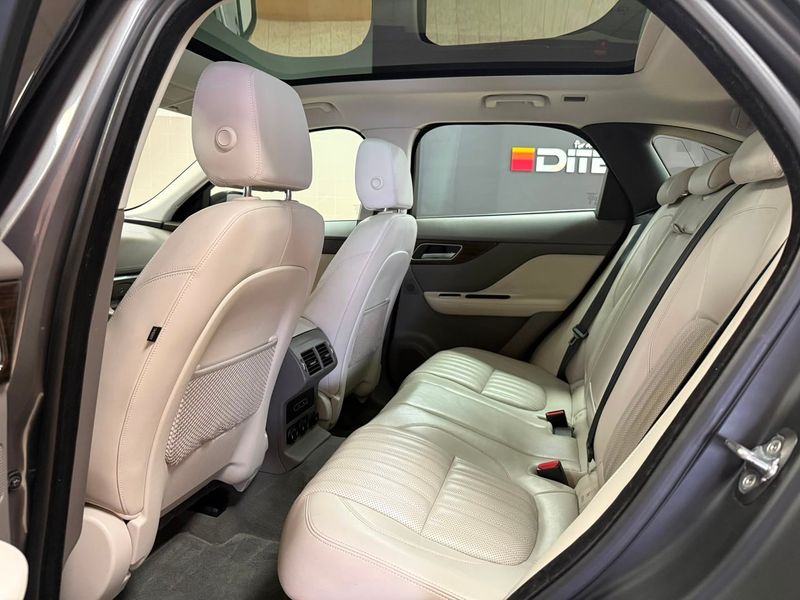 Jaguar F-Pace bild 16