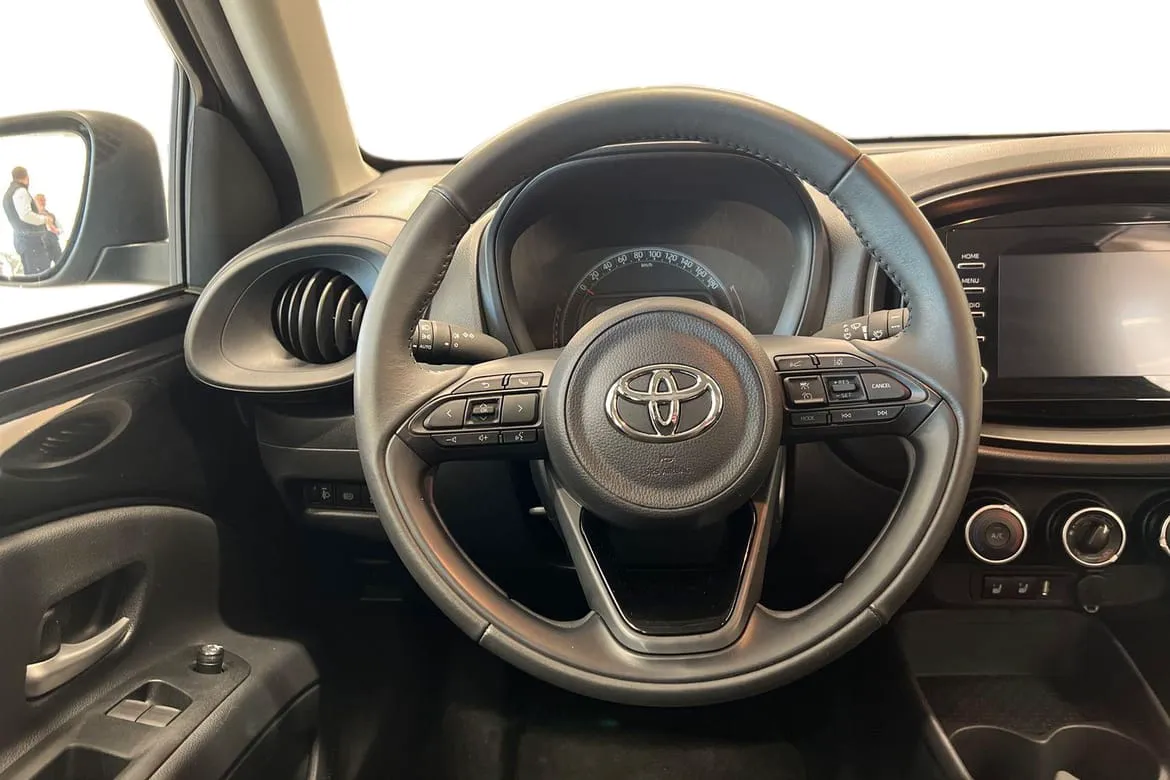 Vehicle image 10