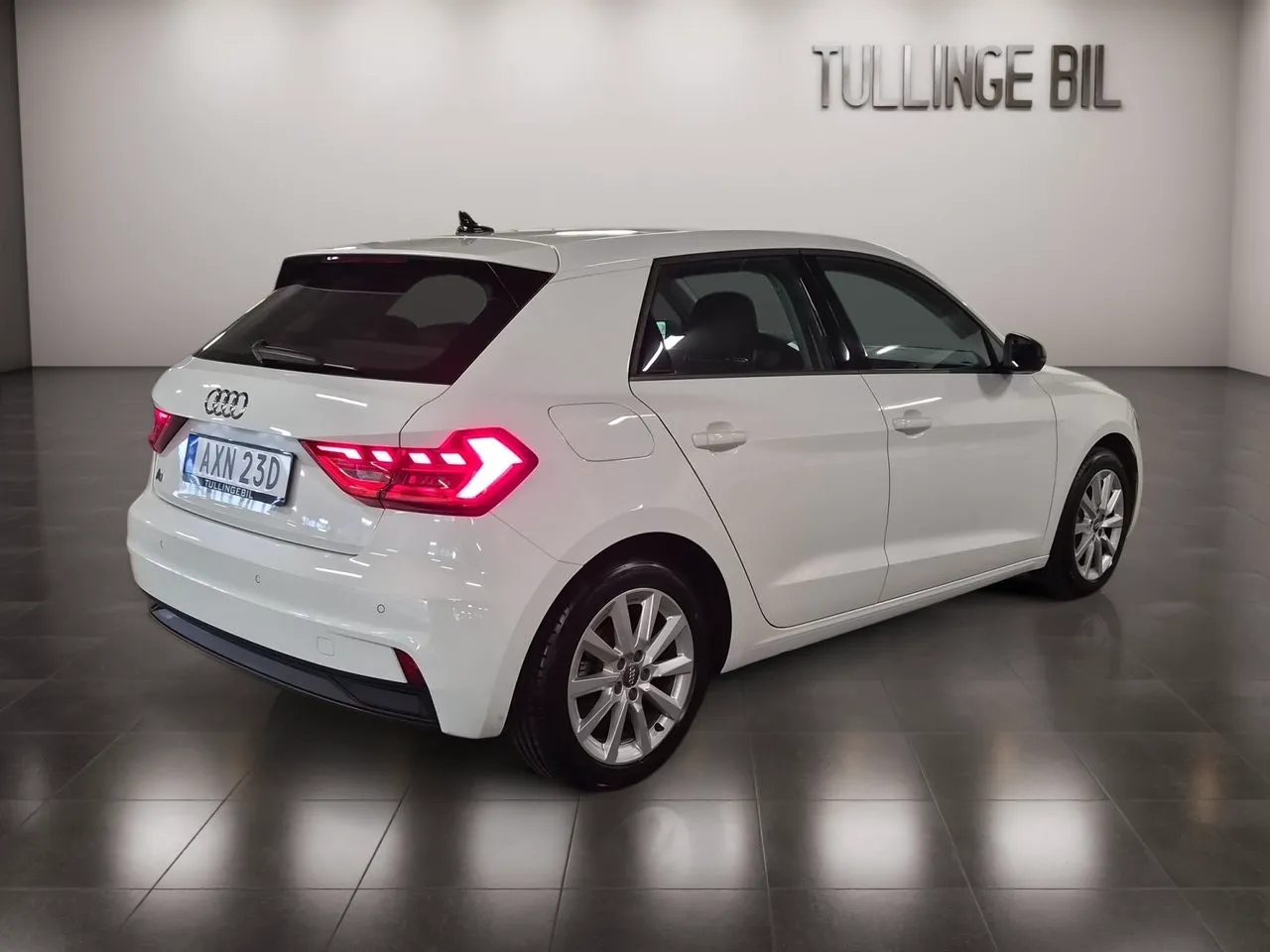 Vehicle image 4