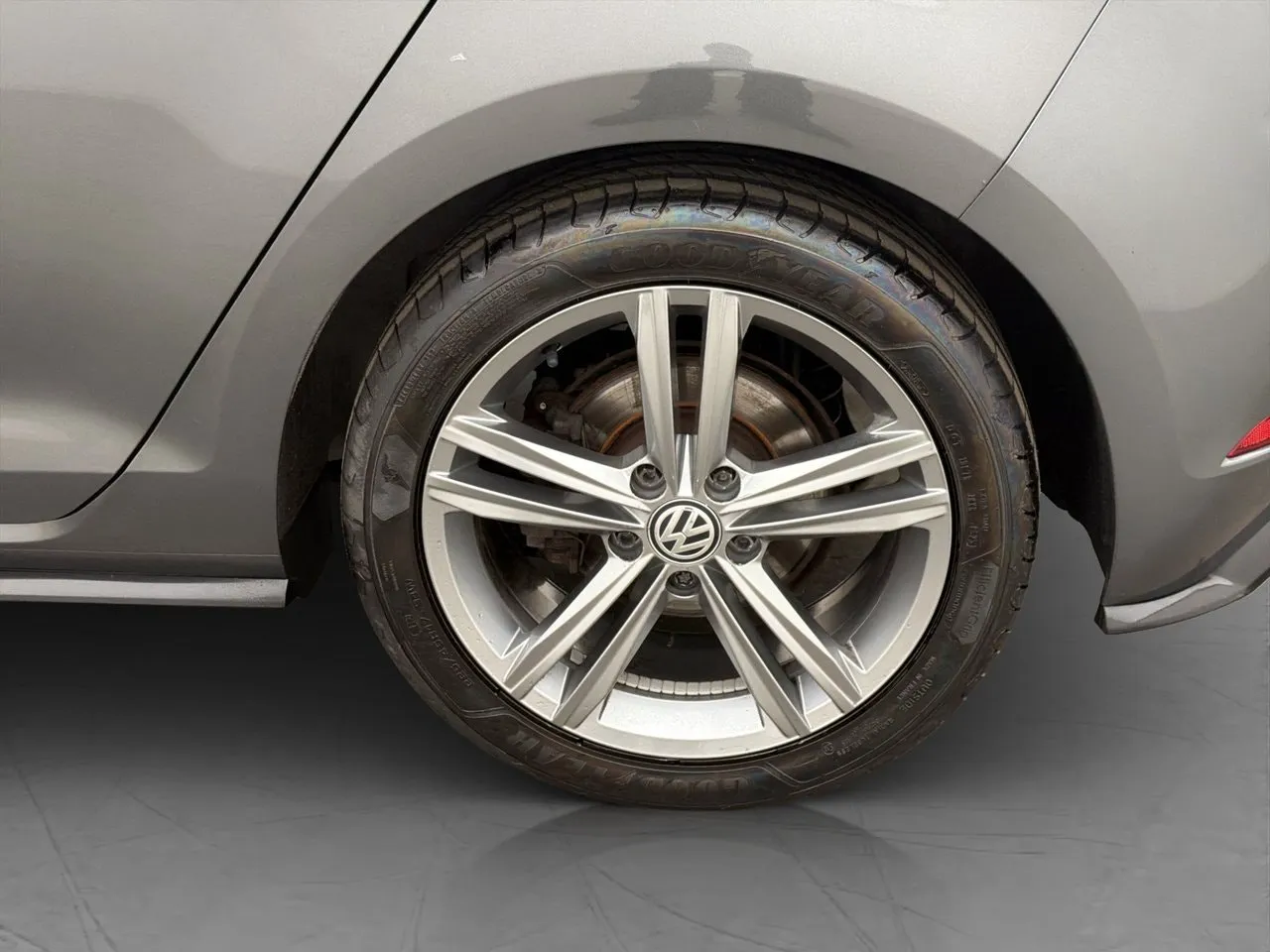 Vehicle image 30