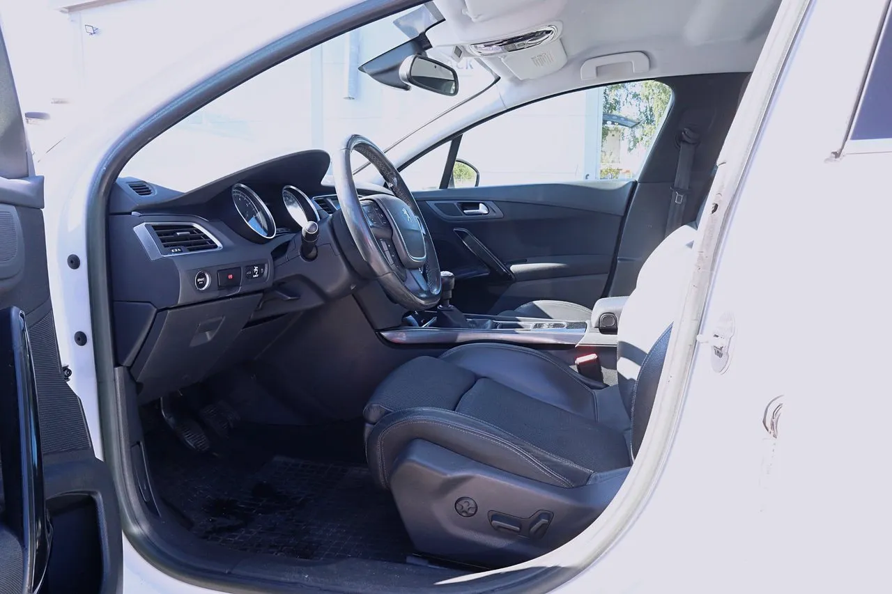 Vehicle image 15