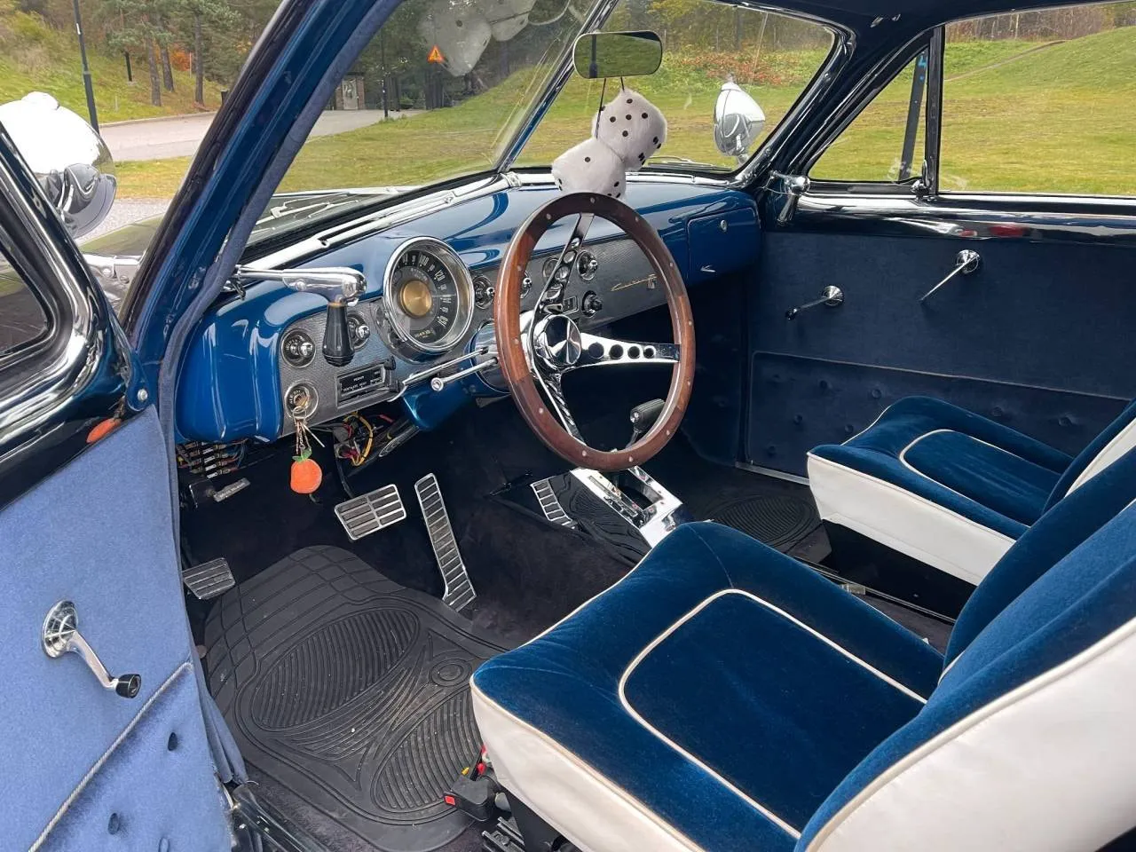 Vehicle image 6
