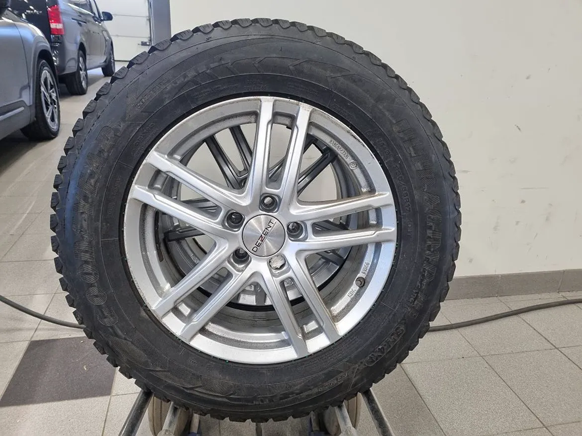Vehicle image 16