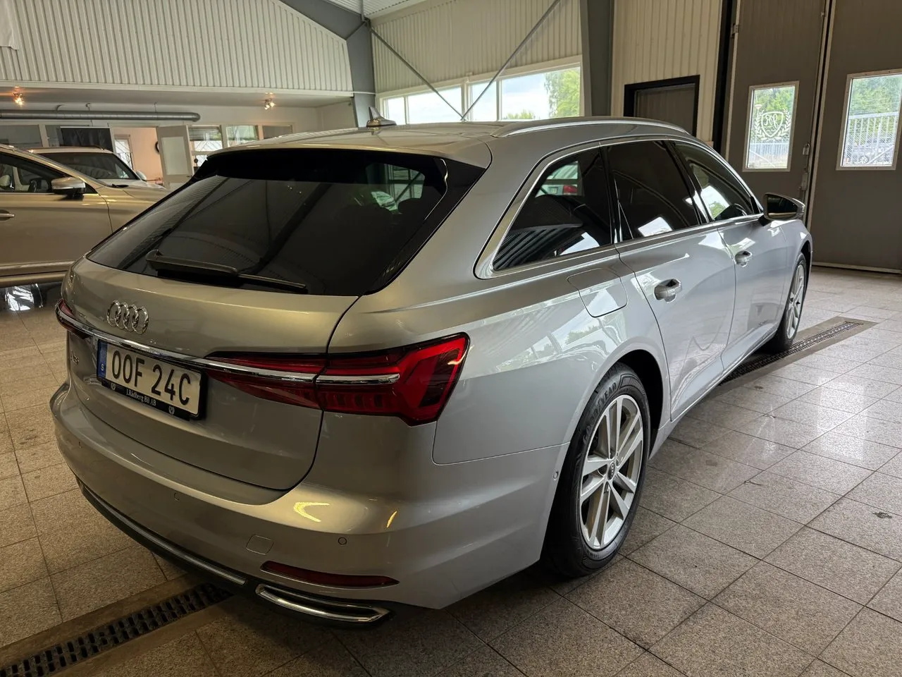Vehicle image 4