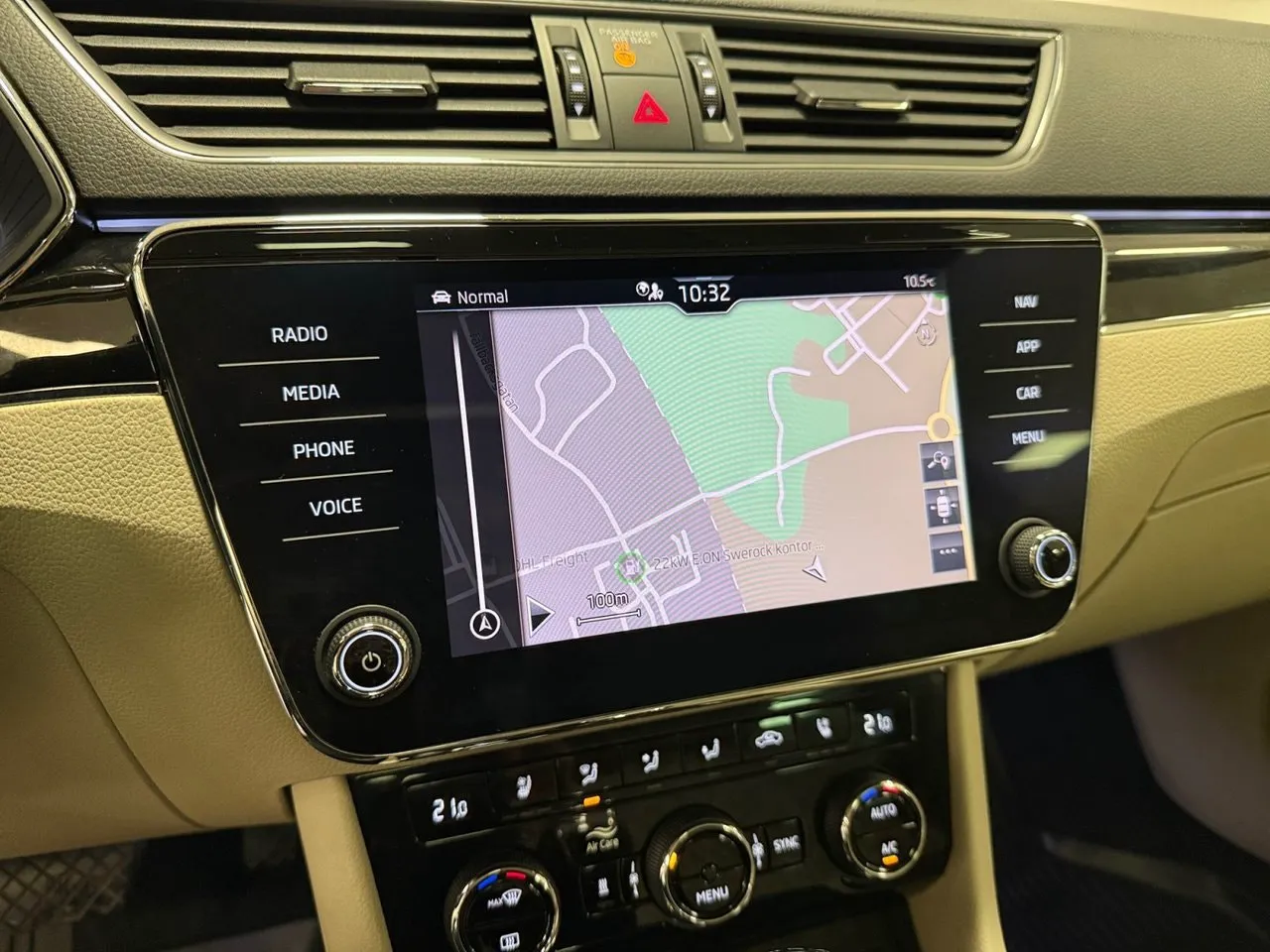 Vehicle image 16