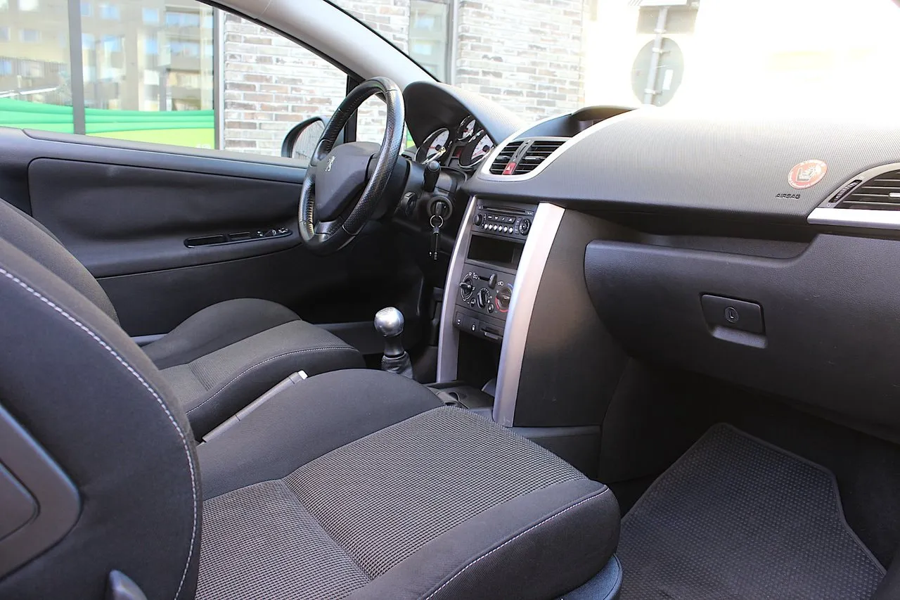Vehicle image 14