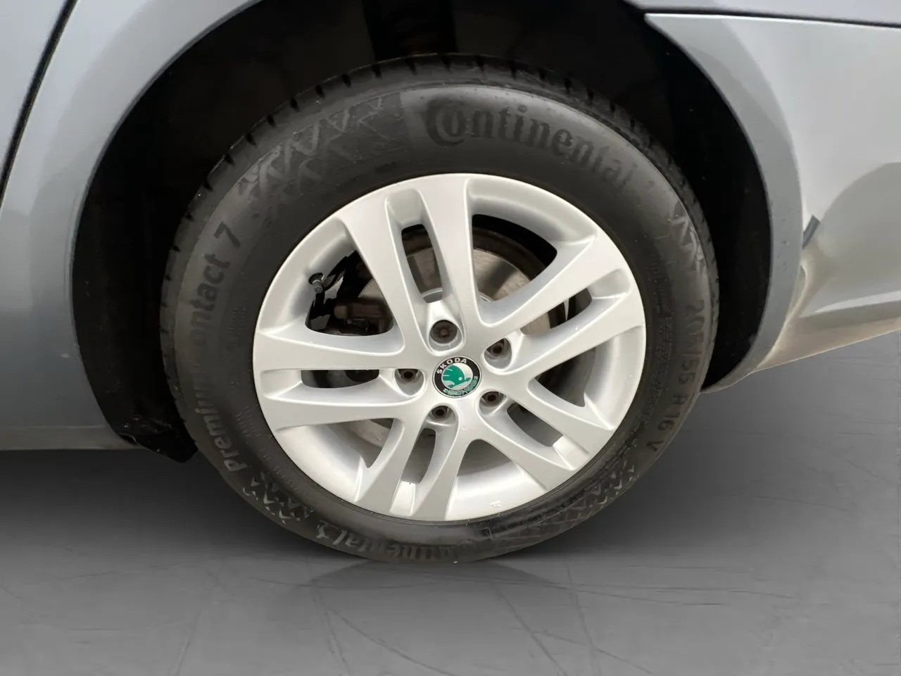Vehicle image 25
