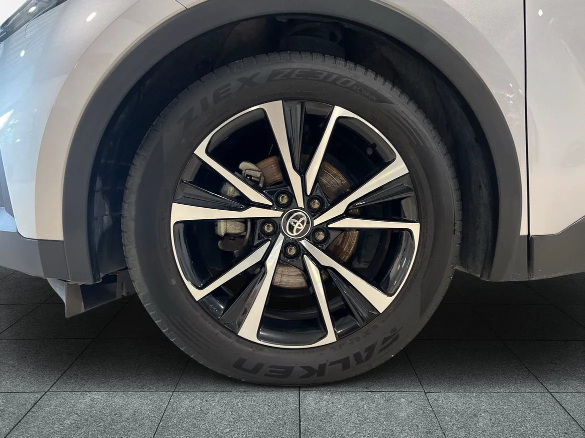 Vehicle image 15