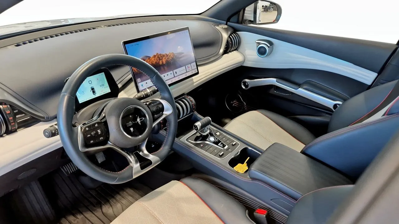 Vehicle image 6