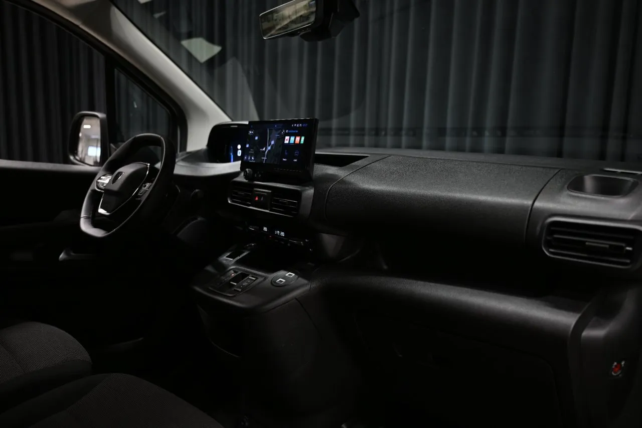 Vehicle image 30